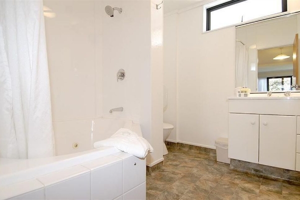 Hotel Marineland Beachfront Accommodation (Westshore)